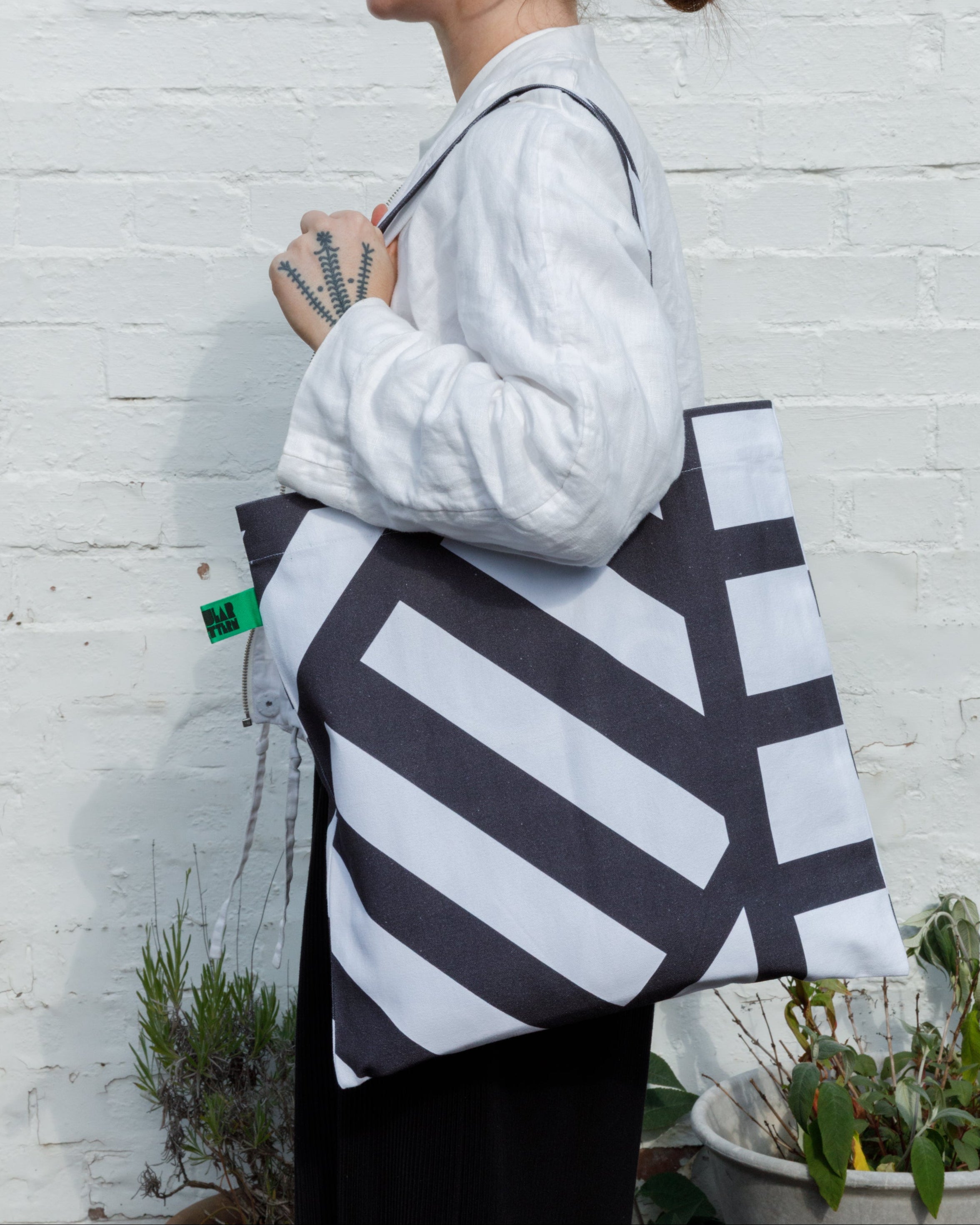 Sidewinder Tote in Mono