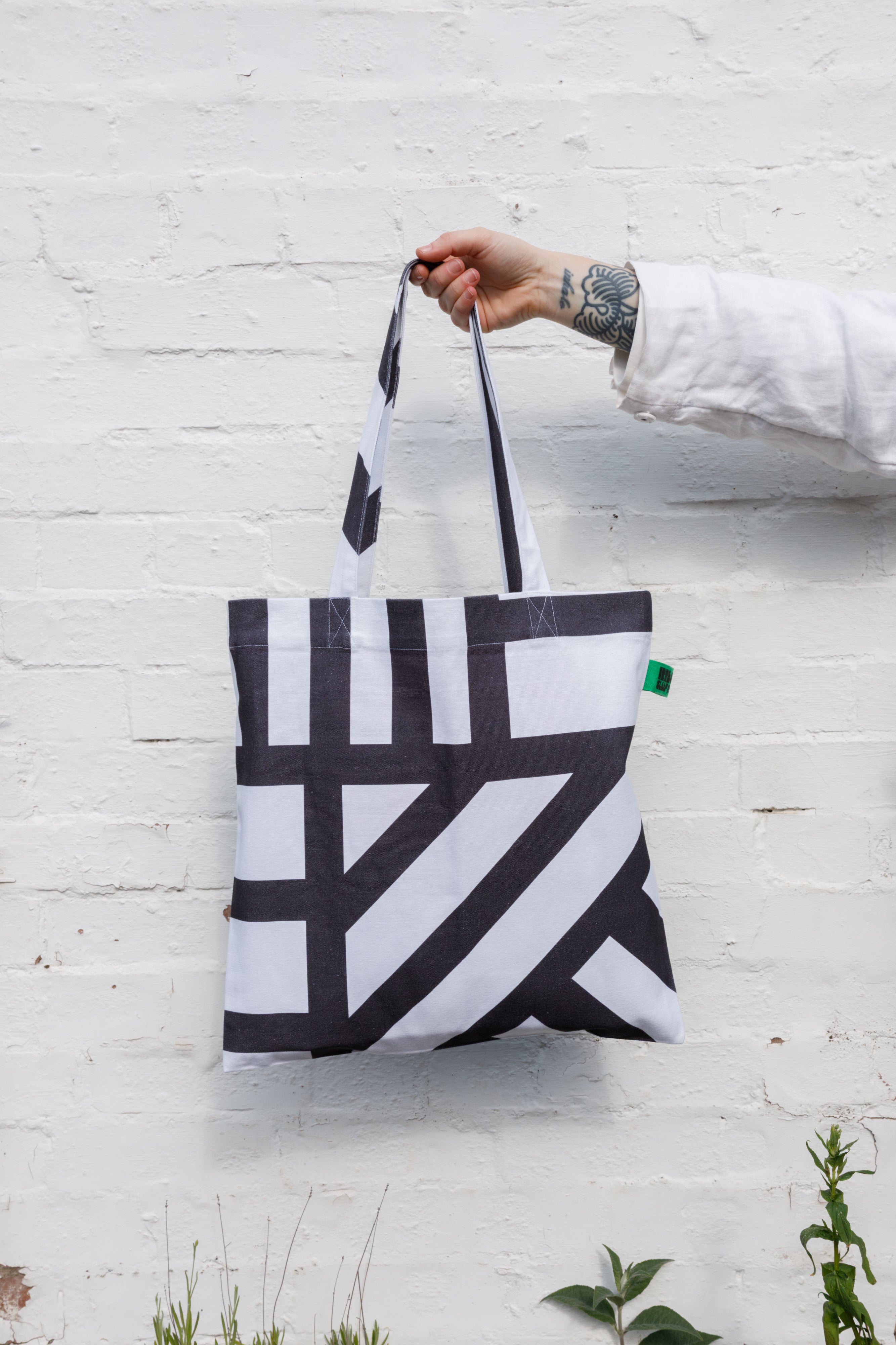 Sidewinder Tote in Mono